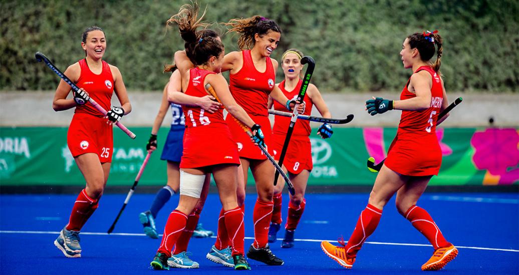 Equipo chileno de hockey celebra un punto contra el equipo de EE.UU. en la competencia por la medalla de bronce de hockey de los Juegos Lima 2019 en la Villa Deportiva Nacional – VIDENA