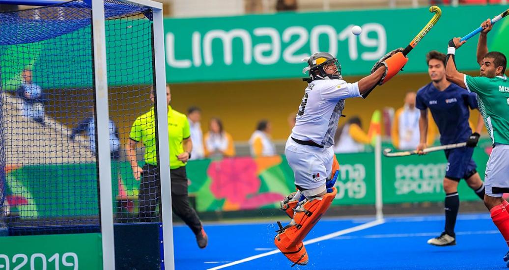 Jose Hernandez and Luis Gonzales from Mexico defend their goal from USA’s hockey team at the Villa María del Triunfo Sports Center