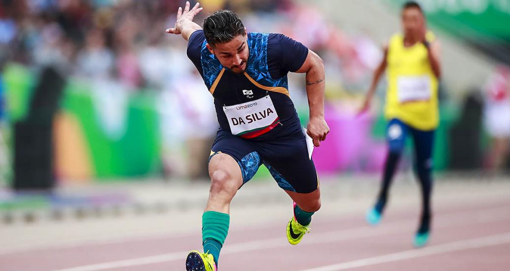 Fabio Da Silva de Brasil compitiendo en Para atletismo 100 m masculino T35 en la Villa Deportiva Nacional – VIDENA en Lima 2019.
