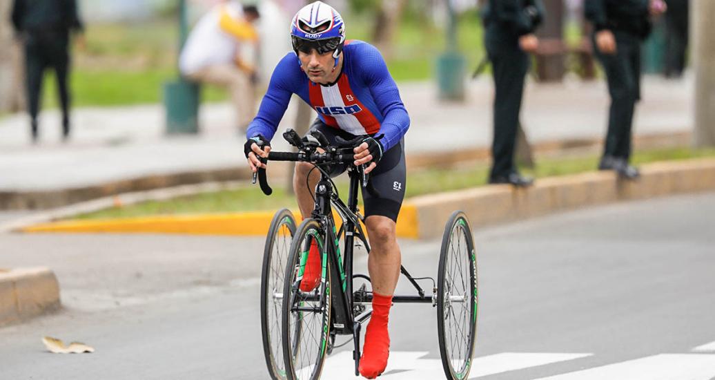 Matthew Rodríguez, de EE. UU., compitiendo en la final mixta de contrarreloj T1-2 Final de Para ciclismo en ruta durante los Juegos Parapanamericanos Lima 2019 en la Costa Verde - San Miguel