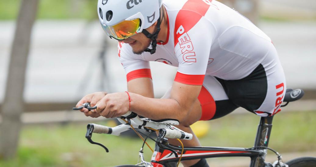 Para ciclista, Yuber Pichihua, con solo pierna derecha sobre su bicicleta en plena competencia final