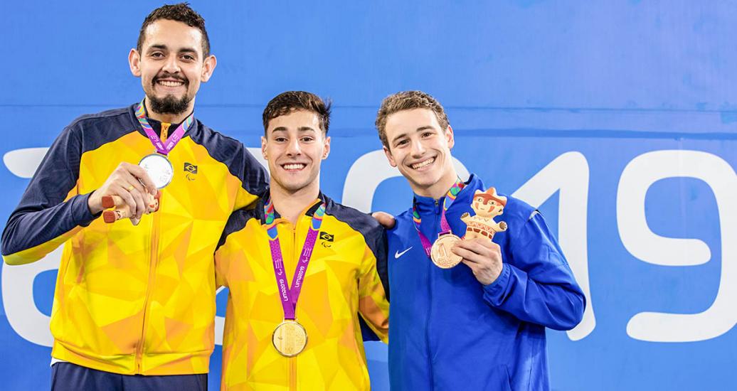 Lucas Lamente de Brasil con el oro, Ruiter Goncalves de Brasil con la plata, y David Gelfand de EE. UU. con el bronce en Para natación 200 m combinado masculino SM8 en Lima 2019 en la Villa Deportiva Nacional – VIDENA