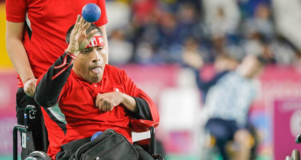 Raymundo Cano de Perú se prepara para lanzar la pelota en partido de boccia contra Guilherme Moraes de Brasil en boccia individual BC1 en Lima 2019, en el Polideportivo Villa el Salvador