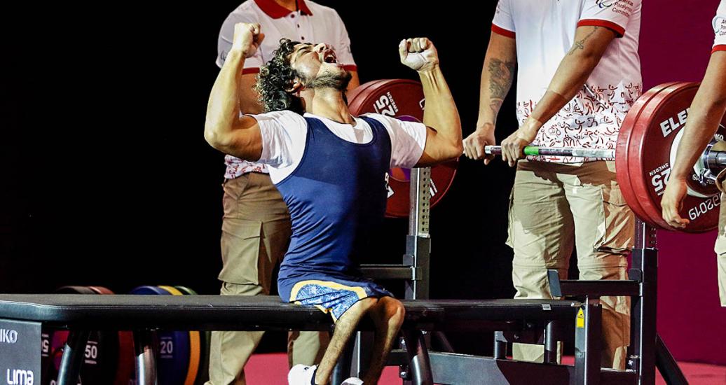 Joao de Franca de Brasil celebra el oro en Para powerlifting -49 kg en la Villa Deportiva Nacional – VIDENA en Lima 2019