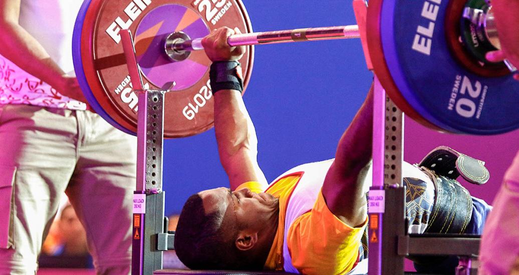 Jhonny Morales de Colombia en acción en Para powerlifting -49 kg en la Villa Deportiva Nacional – VIDENA en Lima 2019