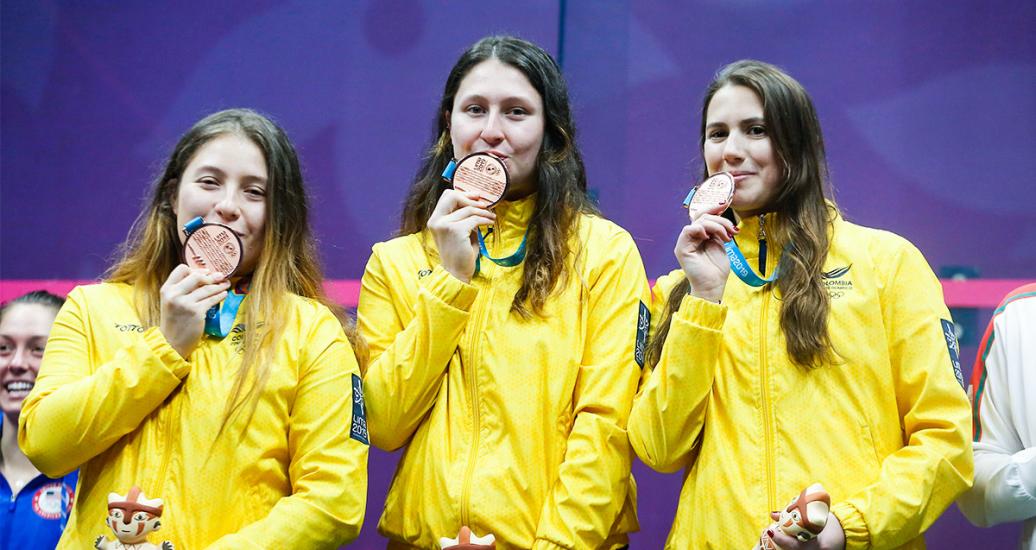 María Paula Tovar, Laura Tovar y Catalina Pelaez se llevan Medallas de Bronce de la disciplina de squash femenino, en Lima 2019