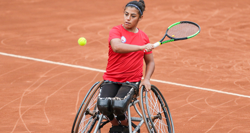 Macarena Cabrillana de Chile en partido contra Angelica Bernal de Colombia en tenis en silla de ruedas en Lima 2019 en el Club Lawn Tennis