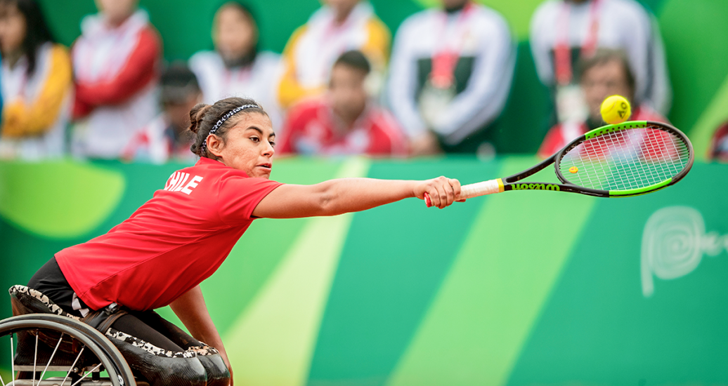 Macarena Cabrillana devuelve la pelota a rival de Colombia en partido de tenis en silla de ruedas en Lima 2019 en el Club Lawn Tenis