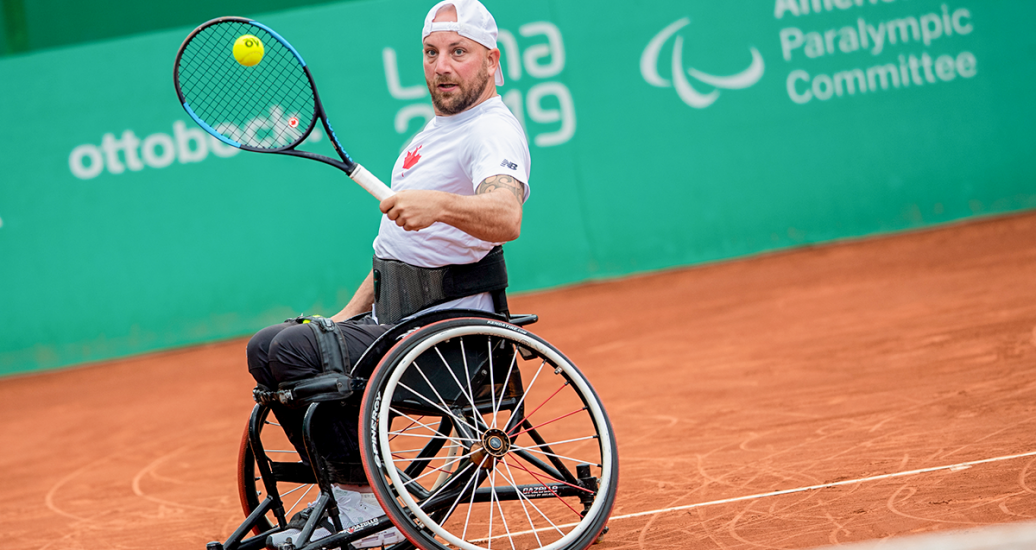 Mitchell McIntyre de Canadá en partido de tenis en silla de ruedas contra EE. UU. en Lima 2019 en el Club Lawn Tenis