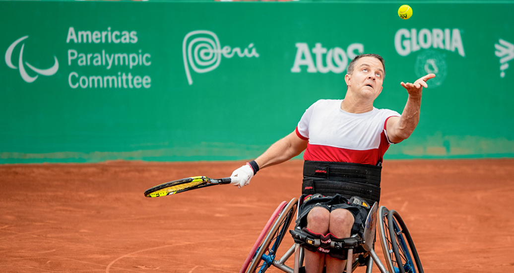 Bryan Barten de EE. UU compite ferozmente contra Canadá en tenis en silla de ruedas en Lima 2019 en el Club Lawn Tenis