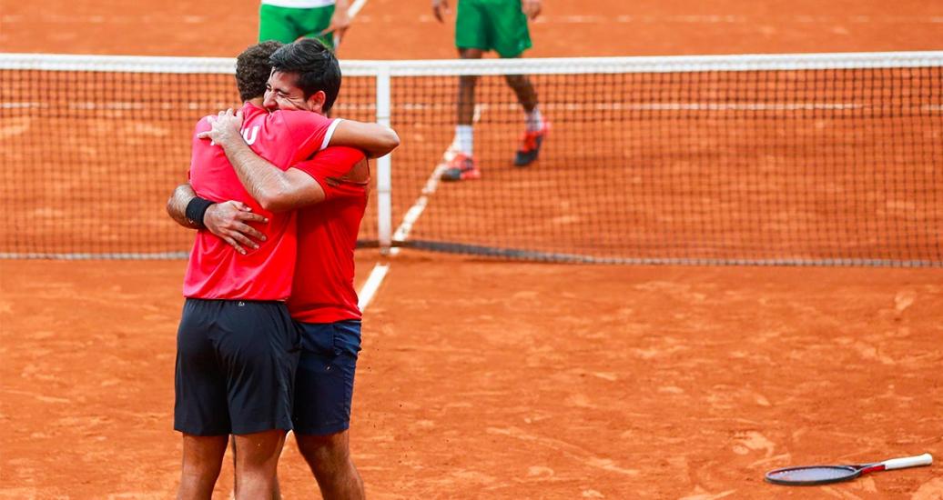 Los tenistas Juan Pablo Varillas y Sergio Galdos de Perú celebran su victoria ante Bolivia en Dobles en los Juegos Lima 2019 en el Club Lawn Tennis