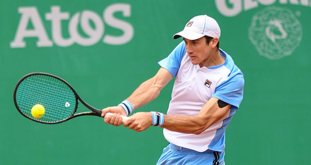 Facundo Bagnis de Argentina alcanza el balón de su rival de Brasil en la semifinal de Tenis Individual Hombres, en los Juegos Lima 2019, en el Club Lawn Tennis.