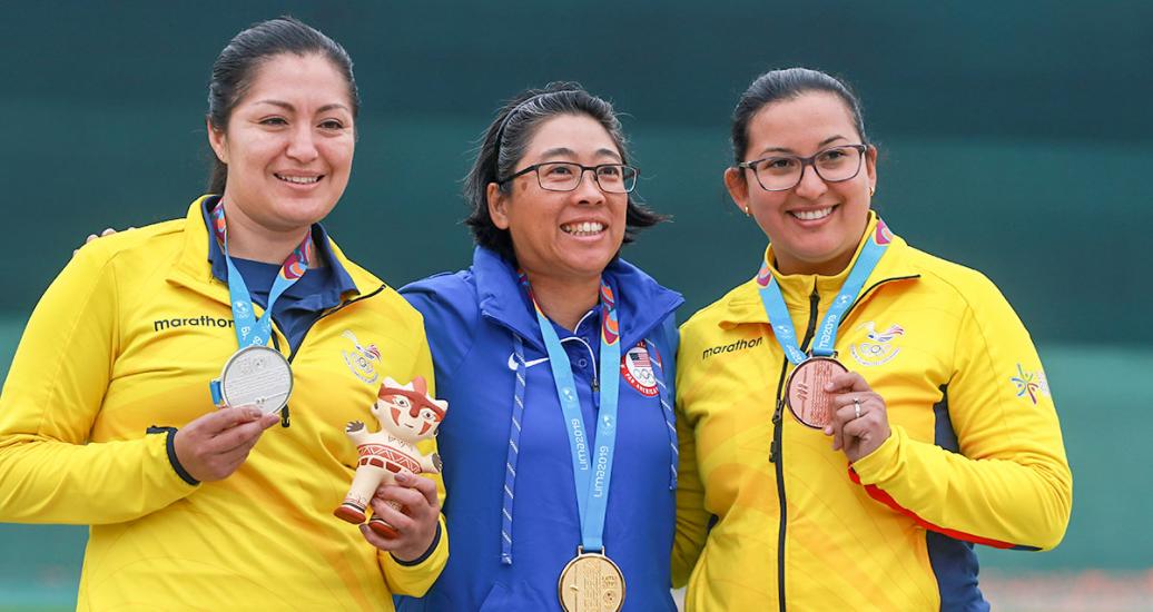 Diana Durango y Andrea Perez de Ecuador (plata y bronce respectivamente), y Sandra Uptagrafft de EEUU (oro) posan alegres con sus medallas en la categoría Mujeres 25m Pistola en los Juegos Lima 2019 en la Base Aérea Las Palmas
