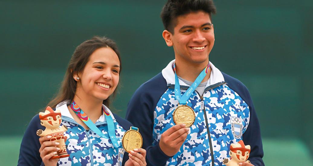 Fernanda Russo y Marcelo Gutierrez de Argentina lucen orgullosos sus medallas de oro de Rifle de Aire 10m Mixto en los Juegos Lima 2019 en la Base Aérea Las Palmas