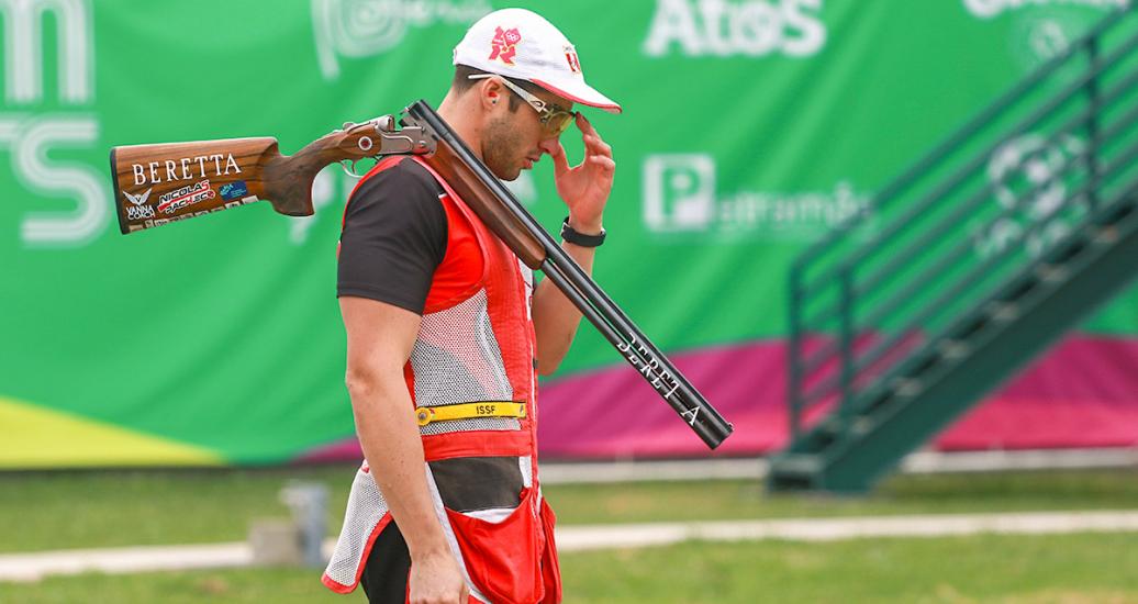 El peruano Nicolás Pacheco carga su escopeta al hombro en la competencia de Hombres Skeet en los Juegos Lima 2019 en la Base Aérea Las Palmas