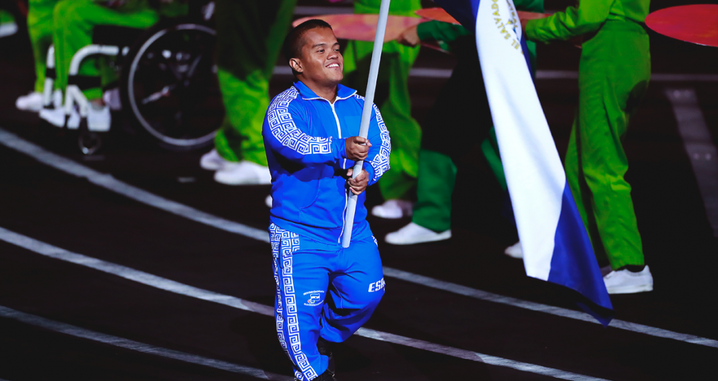 El Para deportista Herbert Aceituno de El Salvador avanza orgulloso con la bandera de su país en la Ceremonia de Inauguración de los Juegos Parapanamericanos Lima 2019 en el Estadio Nacional