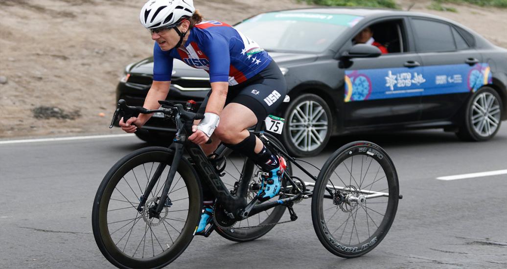 Jill Walsh de EE. UU. compite en Para ciclismo de ruta mixto T1-2 en Lima 2019 en la Costa Verde San Miguel
