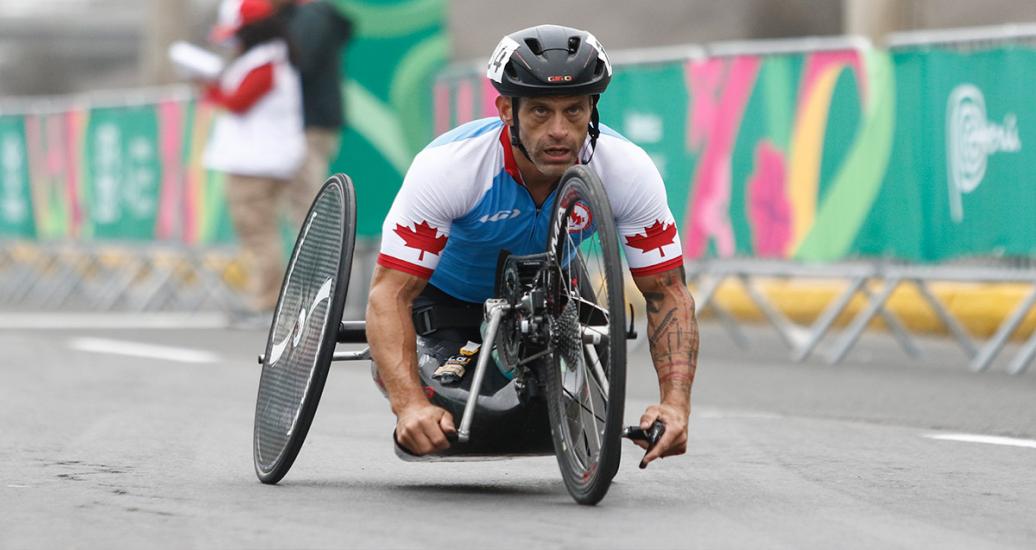 Patrick Desnoyers de Canadá avanza a toda velocidad en bicicleta de mano en Para ciclismo de ruta masculino H3-5 en Lima 2019 en la Costa Verde San Miguel