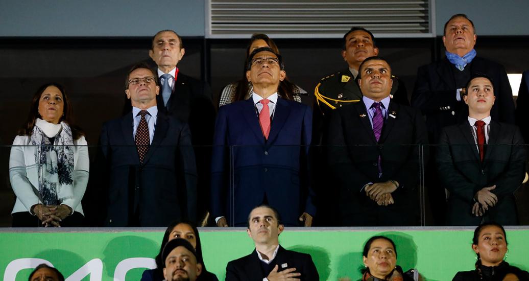 Martin Vizcarra, presidente del Perú, de pie para el himno en la clausura de los Juegos Parapanamericanos Lima 2019 en la Villa Deportiva Nacional – VIDENA