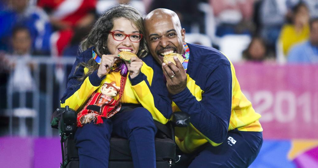 Evelyn Oliveira de Brasil y su asistente Roberto Rodrigues sonríen con medalla de oro de boccia individual BC3 en Lima 2019 en el Polideportivo Villa el Salvador